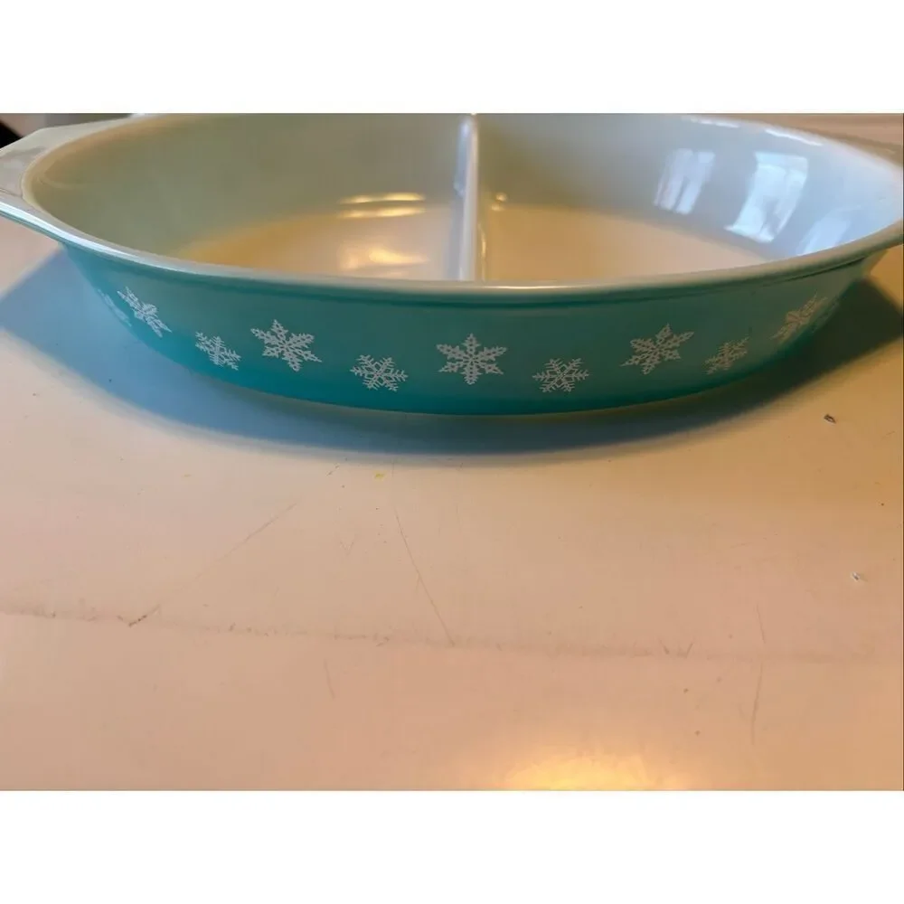 Vintage Pyrex 1.5 quart Snowflake Casserole Dish